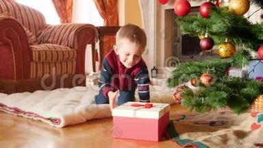 快乐微笑的小男孩的4k视频打开他的圣诞礼物从圣诞老人和拿出玩具<strong>火车</strong>。 接收<strong>儿童</strong>